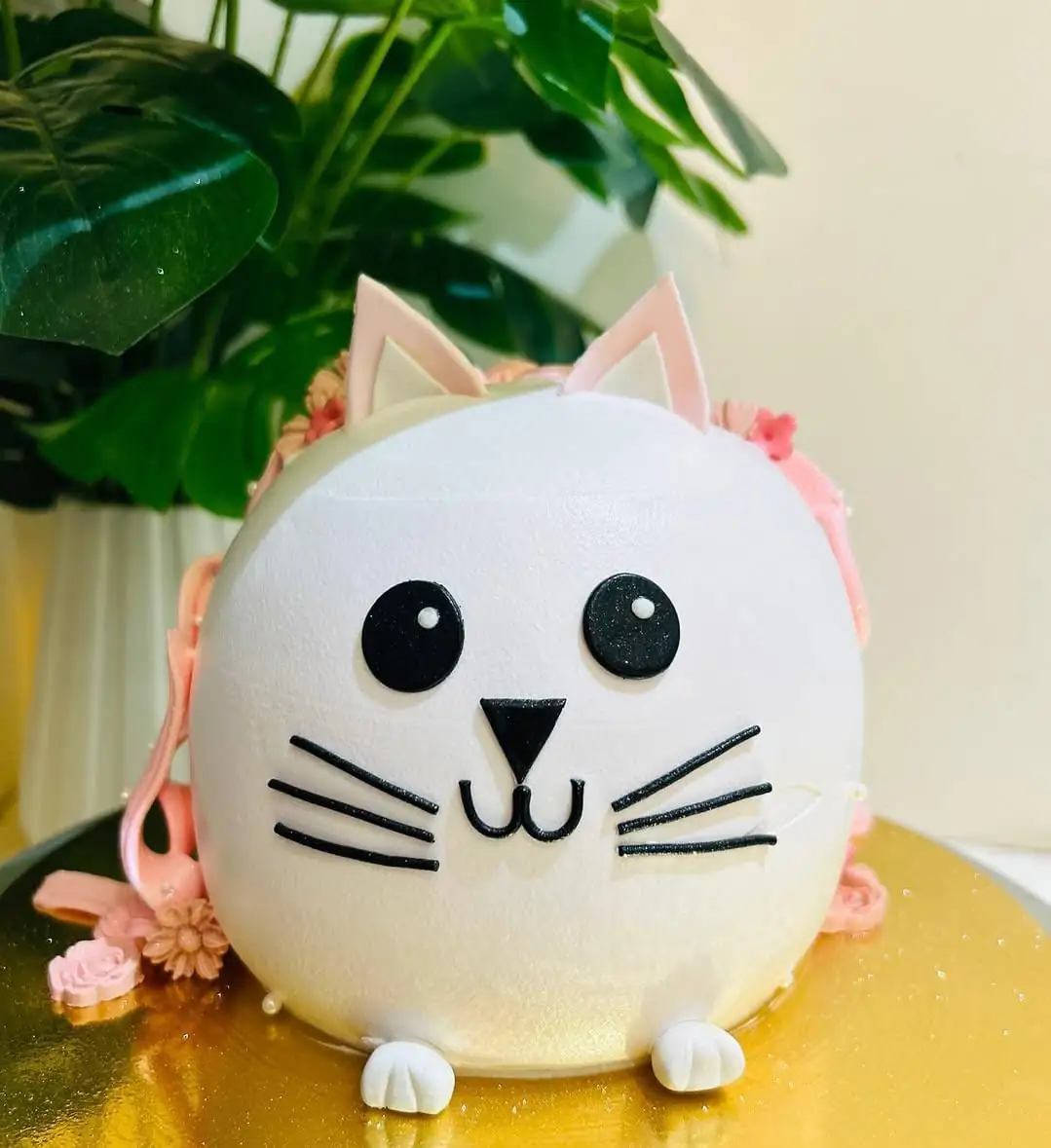 Adorable Cat Face Cake